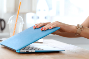 Gập laptop mà máy vẫn chạy có sao không?